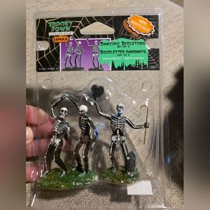 NEW LEMAX  2007 SPOOKY TOWN 3 DANCING SKELETONS TABLE ACCENT HALLOWEEN DECOR